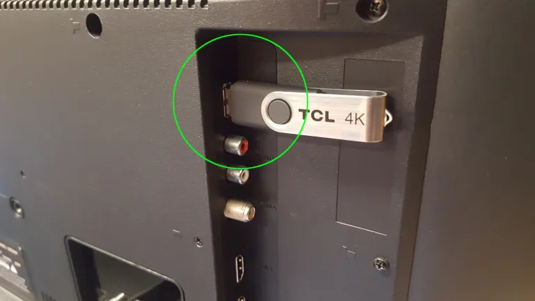 Connect the USB Drive to stream CyberStreamz